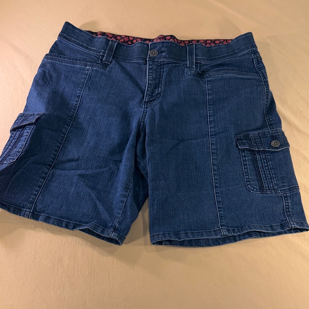 Play sinfully, soft women’s denim cargo shorts size 16 mediums stretch